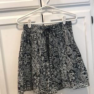 Xhiliration Skirt Sz L Elastic w/self tie waist